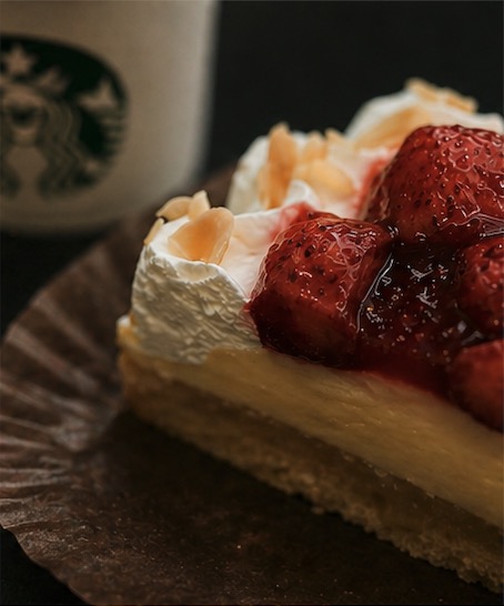 【スターバックス】のストロベリーカスタードタルトとコールドブリュー コーヒー
