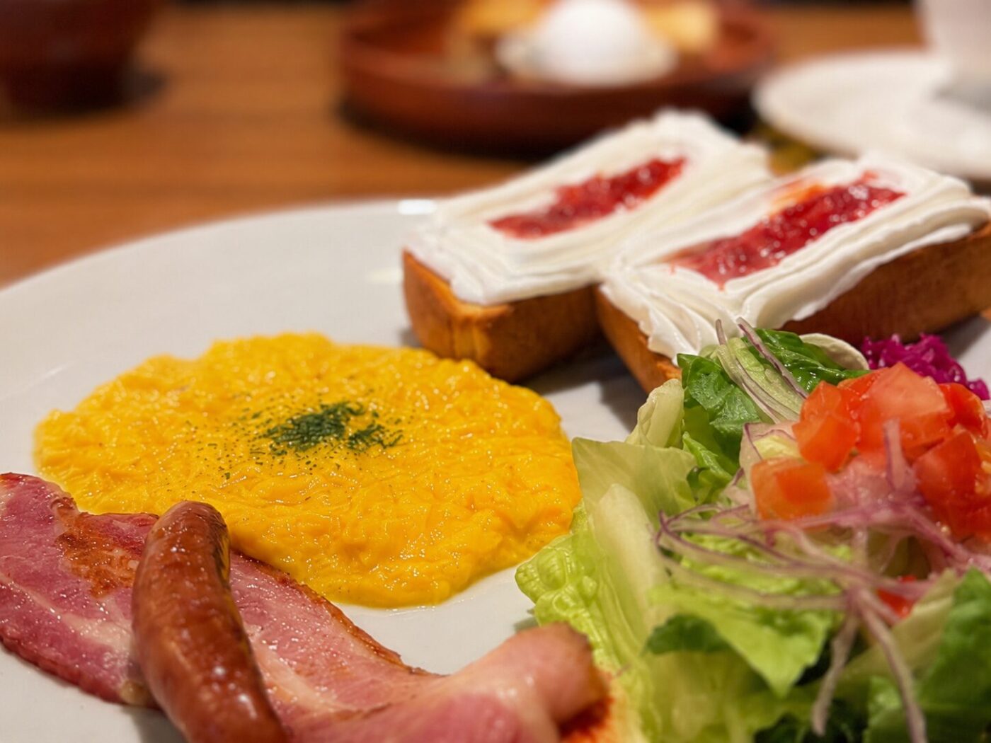 びっくりドンキーでゆっくり朝時間。甘いトーストと卵かけご飯のちょうどいい満足感